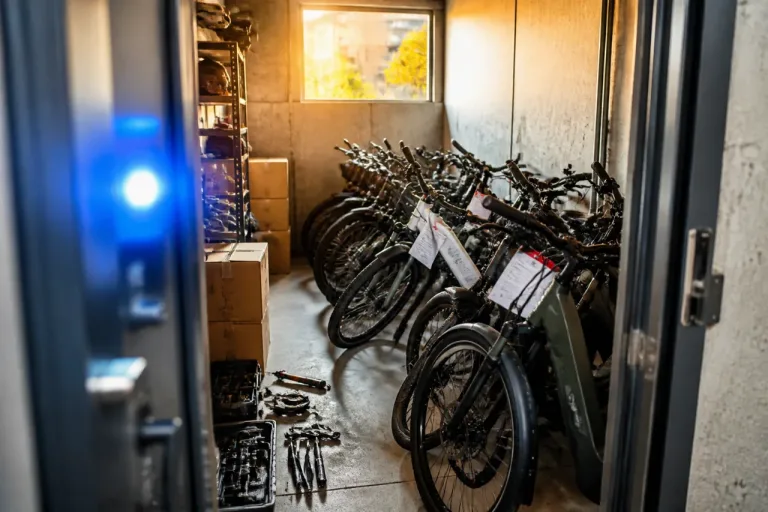Freiburg: Polizei entdeckt in Stühlinger zwölf mutmasslich gestohlene E‑Bikes