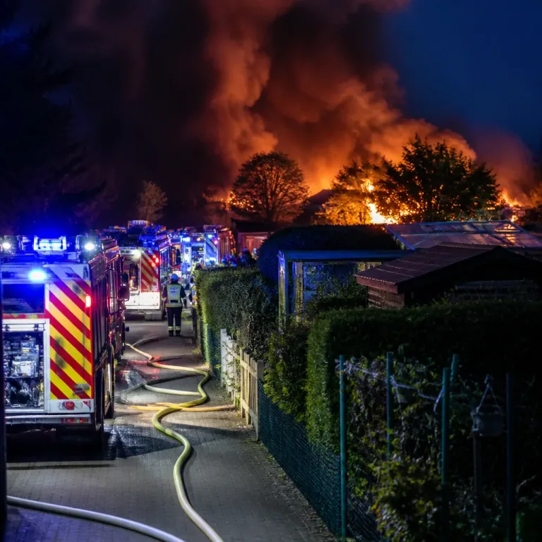 Grossbrand in Kleingartenanlage in Wiesbaden verursacht starke Rauchentwicklung