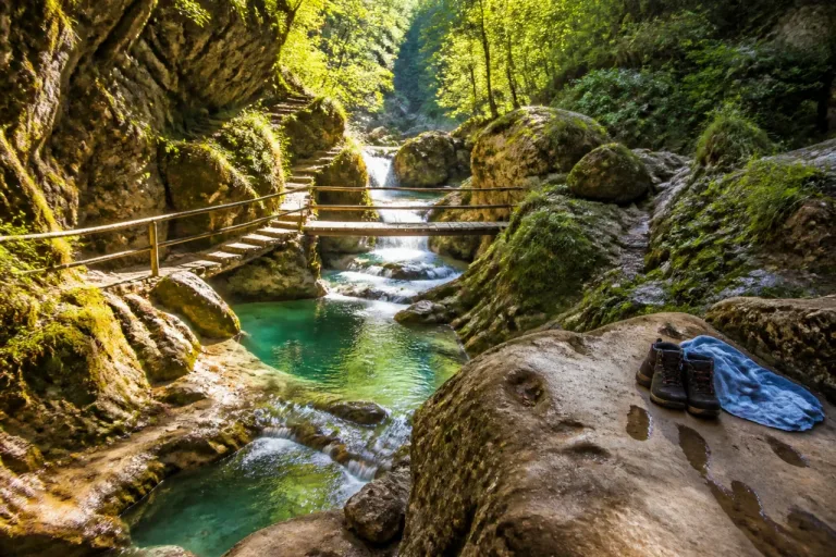 Polylimnio auf der Peloponnes: Türkisblaue Naturpools und eine Wanderung, die sich lohnt