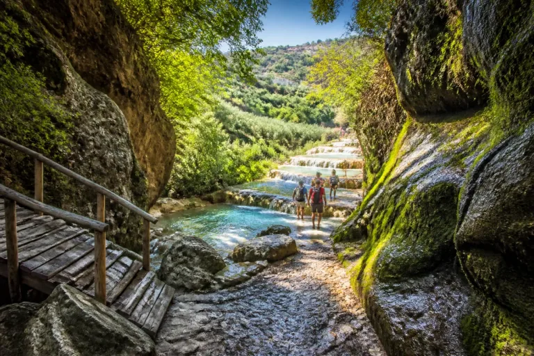 Polylimnio auf der Peloponnes: Versteckte Wasserfälle und türkisfarbene Naturpools als Ausflugsziel