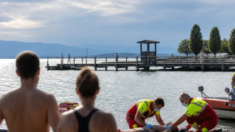 Freund rettet 17-jährigen Briten nach Schwächeanfall im Genfersee