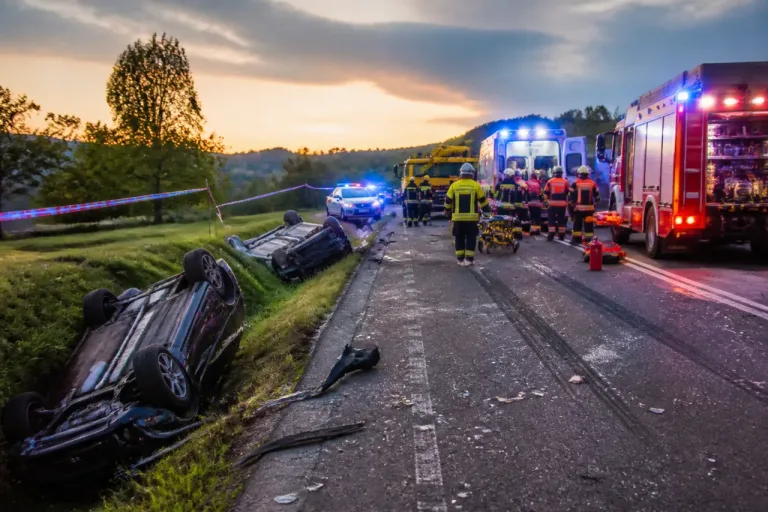 Frontalcrash in Haag: Zwei Autos kippen in den Graben – ein Leichtverletzter