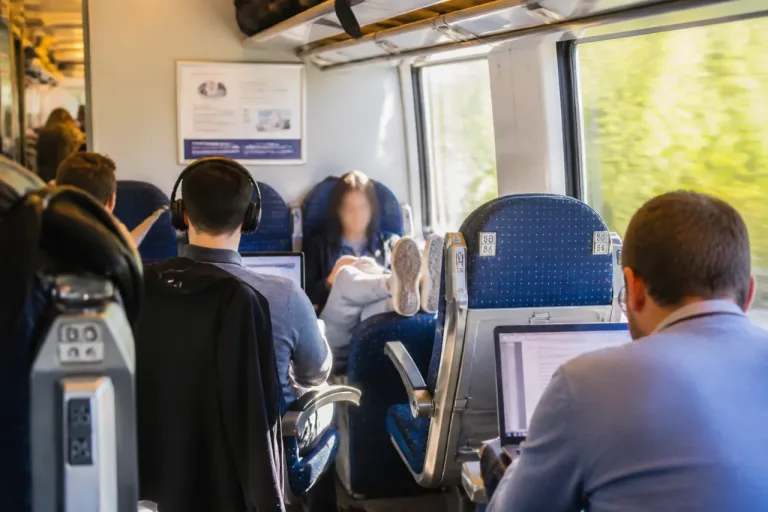 Füße auf dem Sitz: Zugfoto einer Nachwuchs-Prominenten stösst auf Diskussion über Fahrgastpflichten