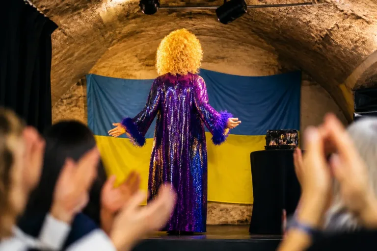 Geflüchteter Künstler lebt und wirkt in Zug: «Ada Rose» bringt Drag in die Lokalszene