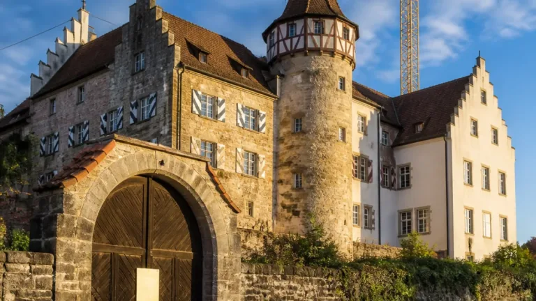 Gericht zwingt Schlosseigentümer: Kran neben Stettfurter Schloss innert drei Monaten entfernen