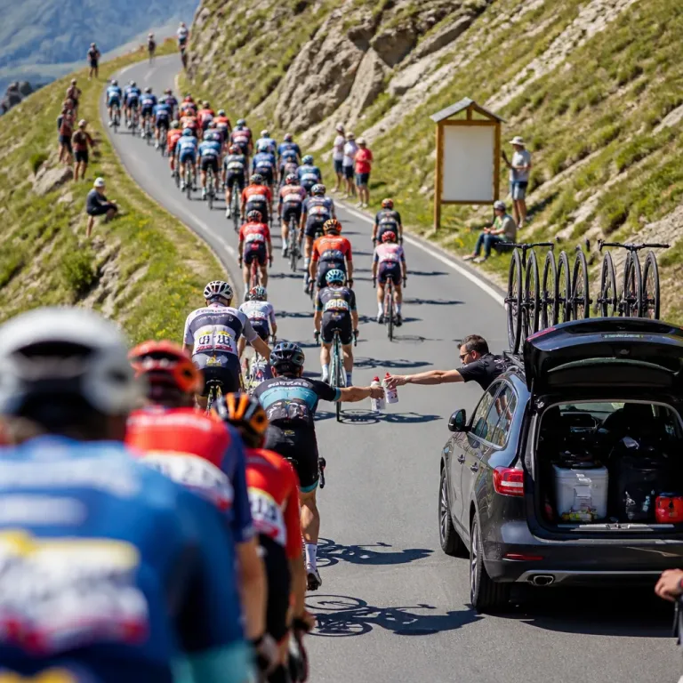 Tour de France zeigt: Was Teamarbeit und unsichtbare Helfer über unsere Gesellschaft verraten