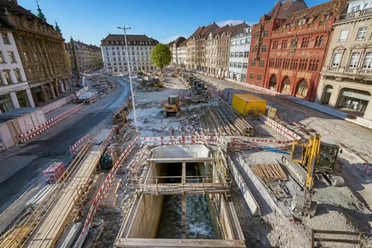 Grossbaustelle Marktplatz: Tramverkehr eingestellt, spezielle Gleise und Birsig im Fokus