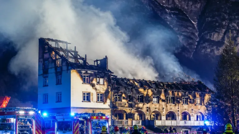 Grossbrand zerstört weite Teile des Berghotels Bischofalp in Elm
