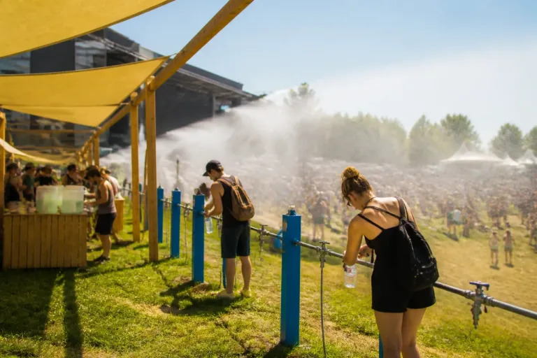 Gurtenfestival verschärft Hitzeschutz: mehr Wasserstellen, Vernebelung und freie Sonnencreme