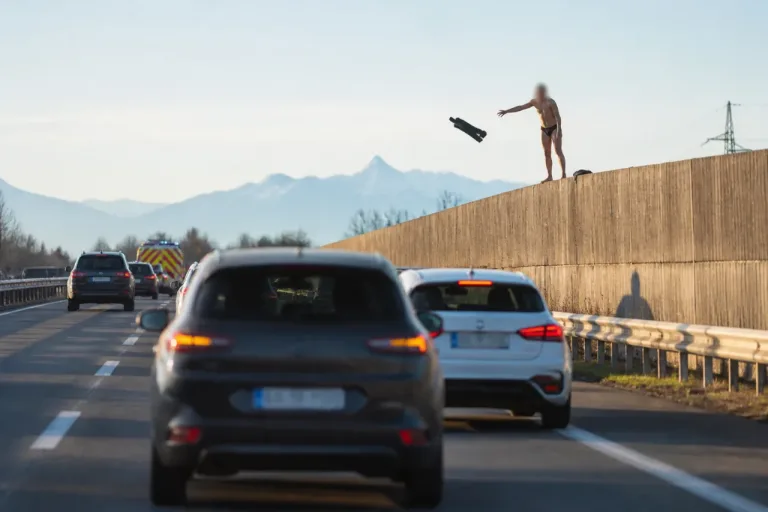 Halbnackte Protestaktion an A1 bei Recherswil führt zu bedingter Busse von 2600 Franken