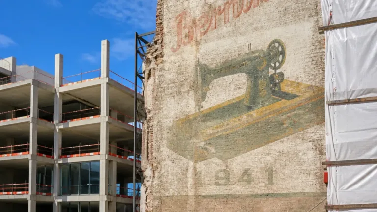 Historische Bernina-Werbemalerei in Zug wieder sichtbar – bald erneut bedroht