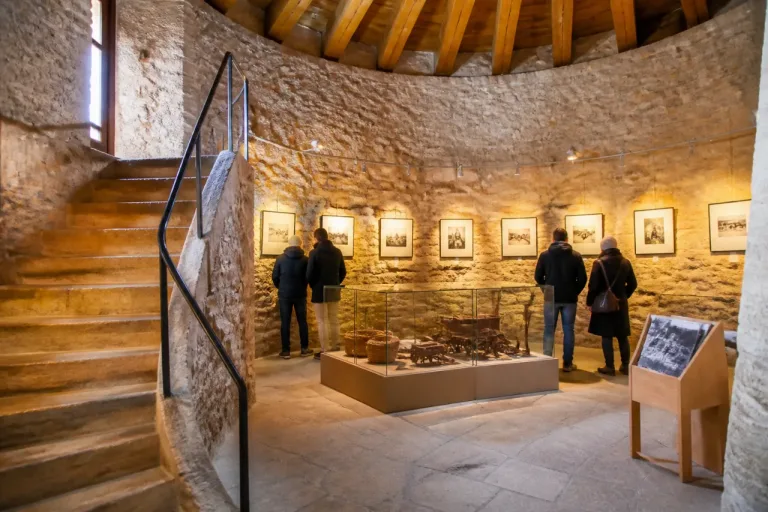 Historische Bilder aus Schloss und Stadt: Neue Ausstellung im Bergfried «Dicker Wilhelm»