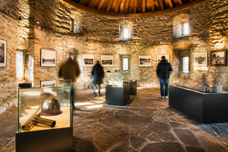 Historische Fotografien im Schloss: Ausstellung «Festgehalten» in Neuenburg zeigt Stadtgeschichte