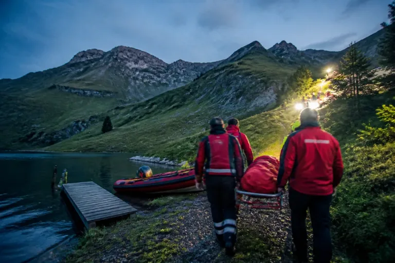 Junger Deutscher stirbt beim Baden im Seealpsee — Suchaktion führt zur Bergung
