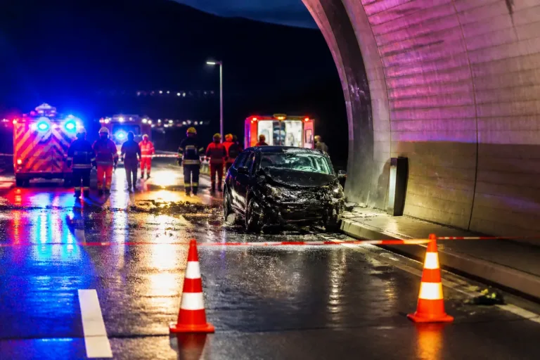 Junger Mann stirbt bei Frontalcrash vor Tunneleingang – Entlastungsstrasse stundenlang gesperrt
