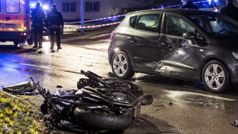 Junger Töfffahrer rast in Dübendorf vor Polizei davon und kollidiert in 30er-Zone