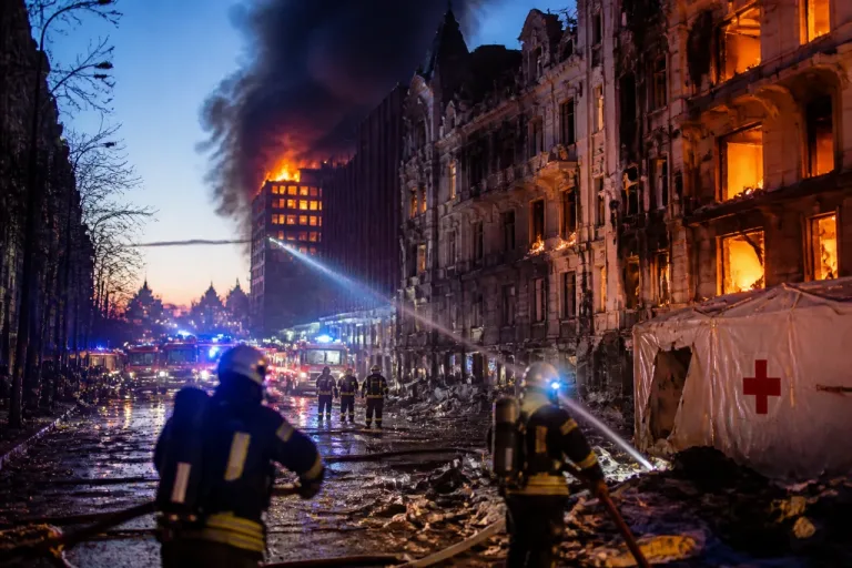 Gezielte Attacken treffen kulturelles Herz der Ukraine — Kirchen, Museen und Wohnquartiere in Kyjiw unter Beschuss