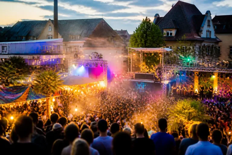 30'000 feiern Lateinamerika in Zürich: Caliente! macht Kasernenareal zur Tanzfläche