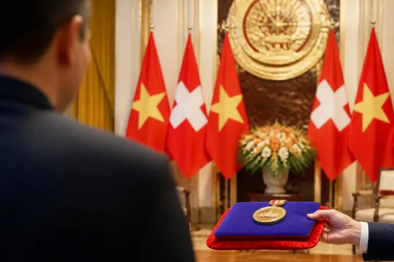 Vietnam zeichnet palästinensischen Botschafter Saadi Salama mit Gedenkmedaille aus