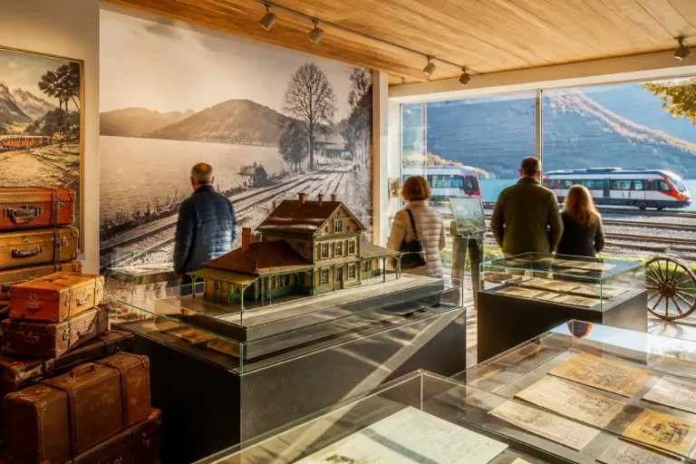 Weesen würdigt den Bahnanschluss: Ausstellung beleuchtet Technik, Wandel und Reisende