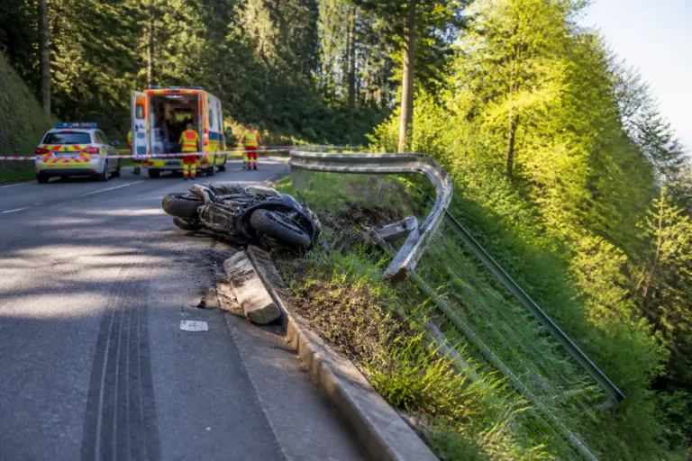 Motorradlenkerin stürzt nach Kollision mit Randstein über Zaun – mehrere Frakturen