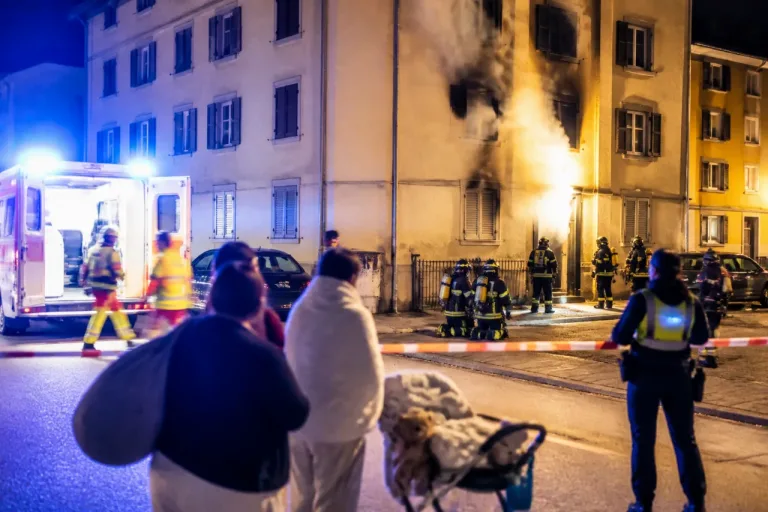 Nächtlicher Wohnungsbrand in Zofingen: Fünf Personen hospitalisiert, Bewohner festgenommen