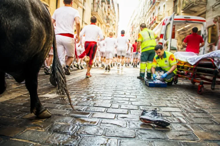 Dritter Stierlauf in Pamplona: 15 Männer verletzt, ein Deutscher von Horn getroffen