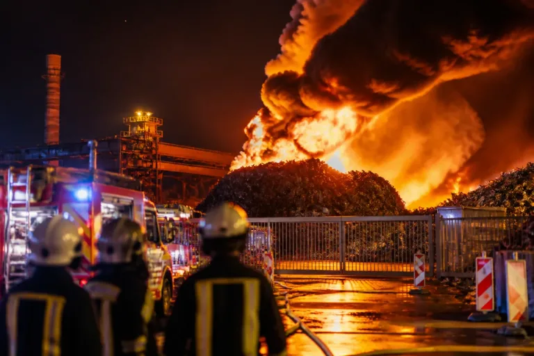Großer Schrotthaufen bei Salzgitter AG in Flammen – Rauchwarnung für die Region