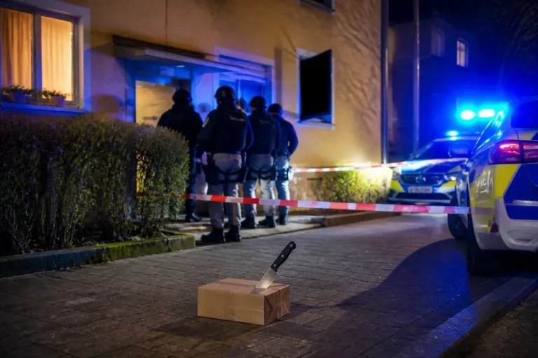 Mann bedroht Nachbarn mit Messer — Festnahme nach wochenlangem Polizeieinsatz in Karlsruhe