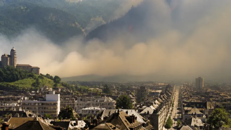 Rauch aus dem Ossolatal: Waldbrand zieht bis in die Simplonregion – Lage stabilisiert, Warnmassnahmen bleiben