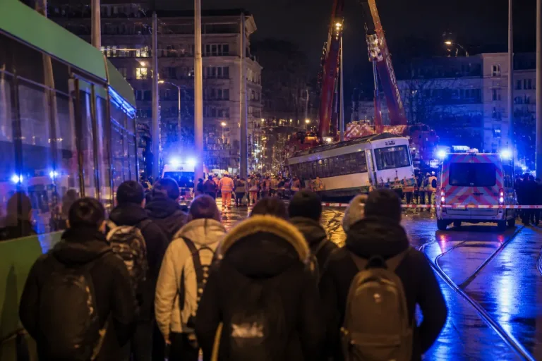 Reisecar kollidiert mit Tram auf Messeplatz – Tram entgleist, Jugendliche leicht verletzt