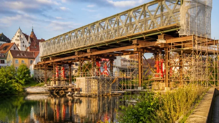 Reussbrücke in Mellingen um 2,6 Meter angehoben — Schutz gegen Hochwasser und Sanierungsarbeiten laufen