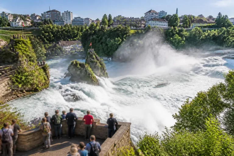 Rheinfall bei Schaffhausen: Wie das Wasser das lokale Erlebnis prägt