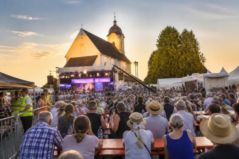 Römerswil wird für einen Abend zum TV-Dorf – über 4'000 Zuschauer feiern «Donnschtig-Jass»