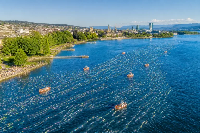 Rund 9000 Schwimmerinnen und Schwimmer starten an der Stadtzürcher Seeüberquerung