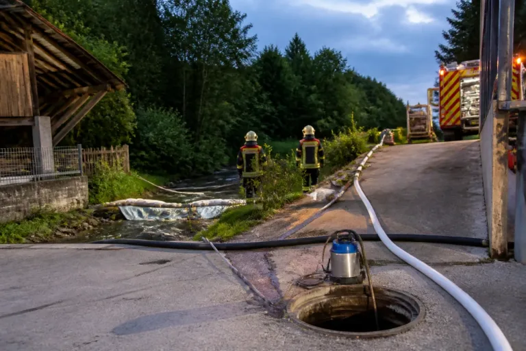 Rund ein Kubikmeter Gülle gelangt in Hengelenbächli bei Degersheim – Feuerwehr sperrt Bach
