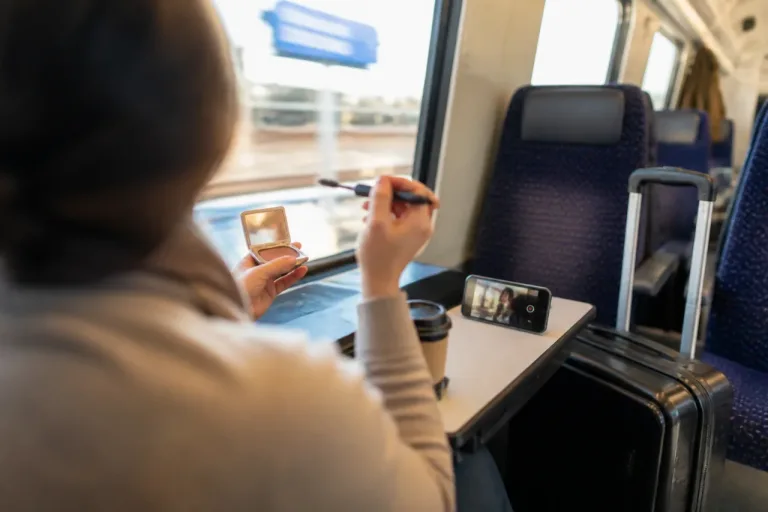 Schminken im Zug: Praktische Routine oder Grenzüberschreitung für Pendler?