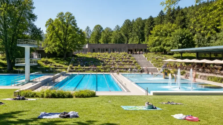 Schwimmbad Rotkreuz überzeugt Familien: Viel Platz, Kinderbecken und umfangreiche Verpflegung