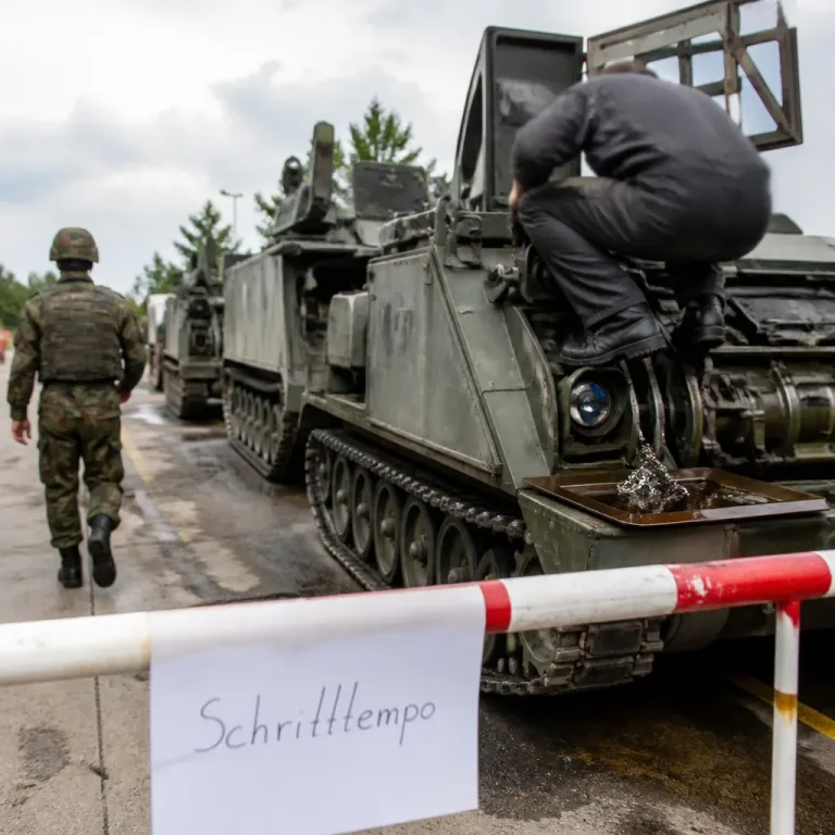 Armee muss M113-Flotte erneut einschränken: Schrittgeschwindigkeit und Begleitung angeordnet