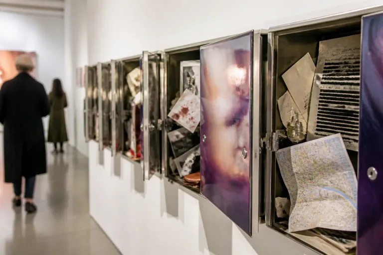 Shamiran Istifan im Aargauer Kunsthaus: Zwischen Beauty, Politik und Alltag
