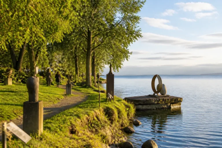 Sibylle Schindler zeigt 34 Skulpturen auf Halbinsel in Wasserburg bis Herbst 2027