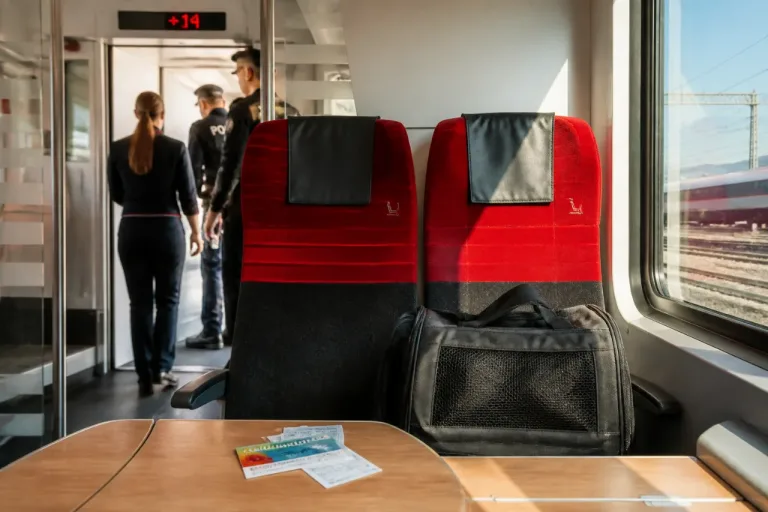 Sitzplatzstreit in ÖBB-Zug: Pensionierter Jurist aus Zug muss Zug verlassen und wird gebüsst