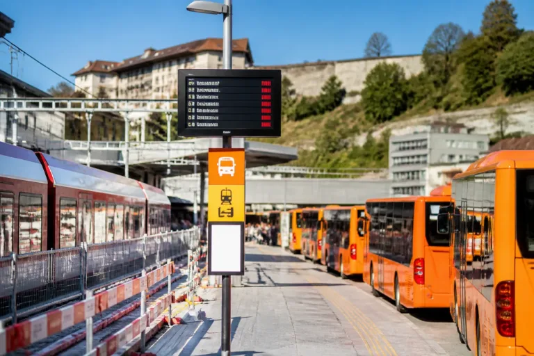 Sommerbaustellen: Ersatzbusse und Zugausfälle prägen den Verkehr im Kanton Freiburg