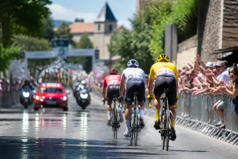 Mads Pedersen sprintet zum Etappensieg – Torstein Traeen übernimmt das Gelbe Trikot