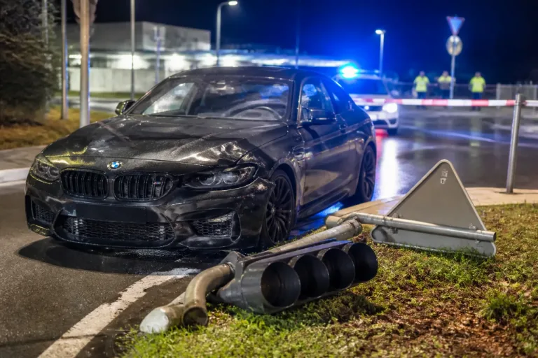 Sportwagen kommt im Kreisel von Bremgarten von der Fahrbahn – Lenker bleibt unverletzt