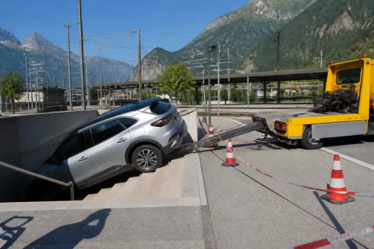 SUV fährt Treppe zur Unterführung am Bahnhof Interlaken West hinunter – Unterführung teilgesperrt
