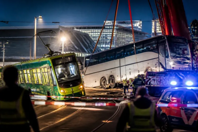 Tramentgleisung am Messeplatz: Unfall mit Reisecar beschäftigt Basel
