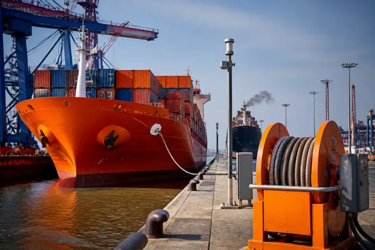 Hapag‑Lloyd verpflichtet sich zu Landstrom in Hamburg – Flotte noch kaum kompatibel