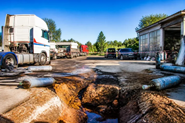 Behörden stoppen illegale Lkw‑Werkstatt in Floridsdorf nach Ölaustritt ins Erdreich