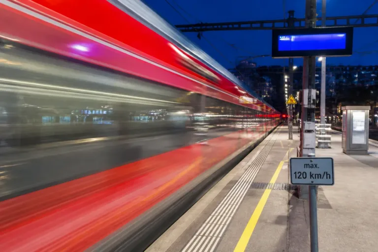 Unangekündigte Zugdurchfahrt mit bis zu 120 km/h wirft Fragen zur Bahnhofssicherheit auf